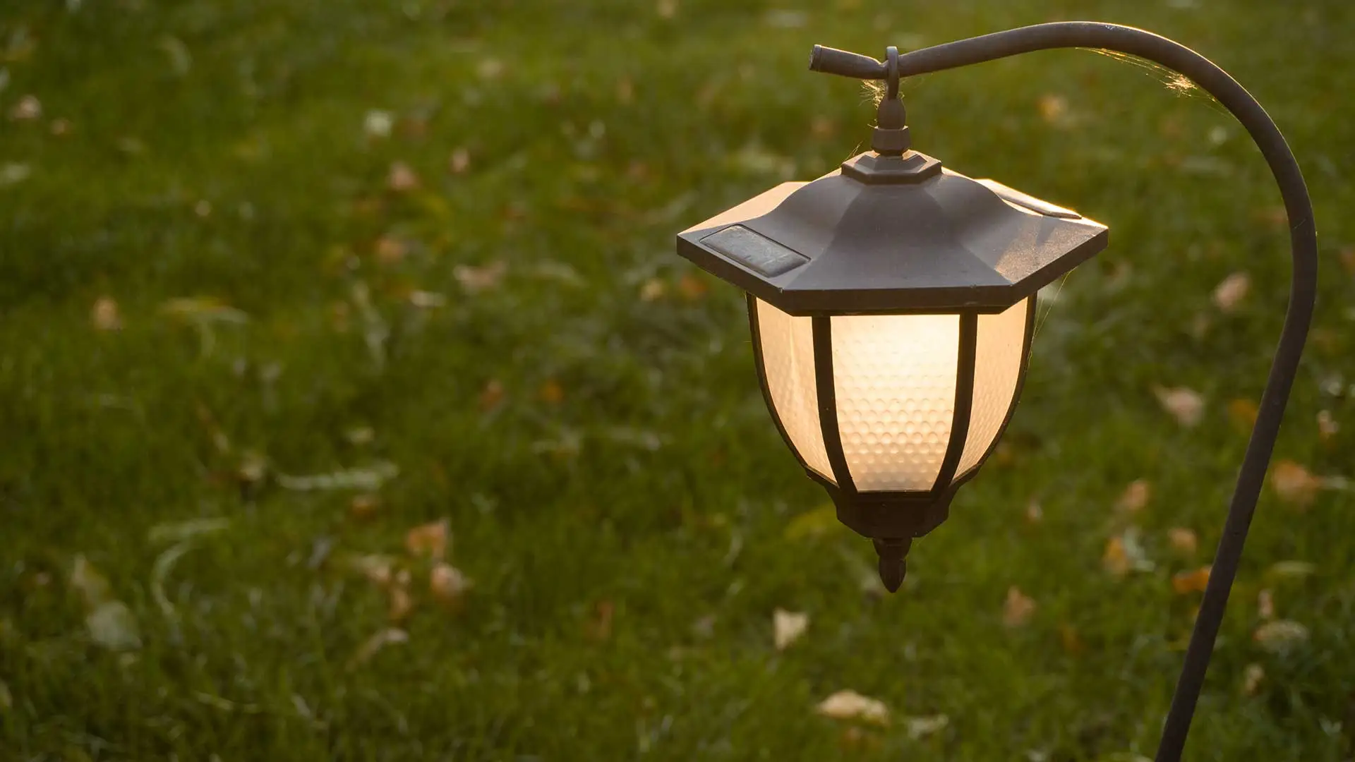 An outdoor light in Columbia, IL.