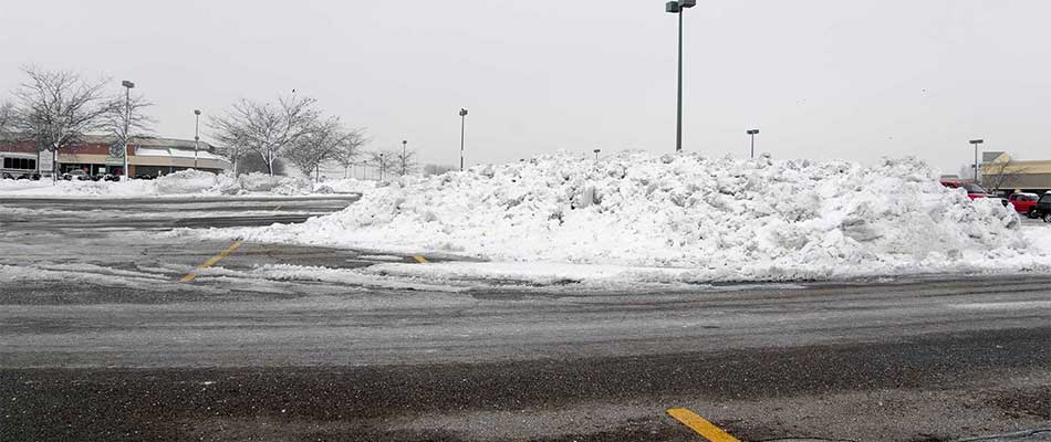 Snow removal and deicing services at a commercial property in Waterloo, IL.